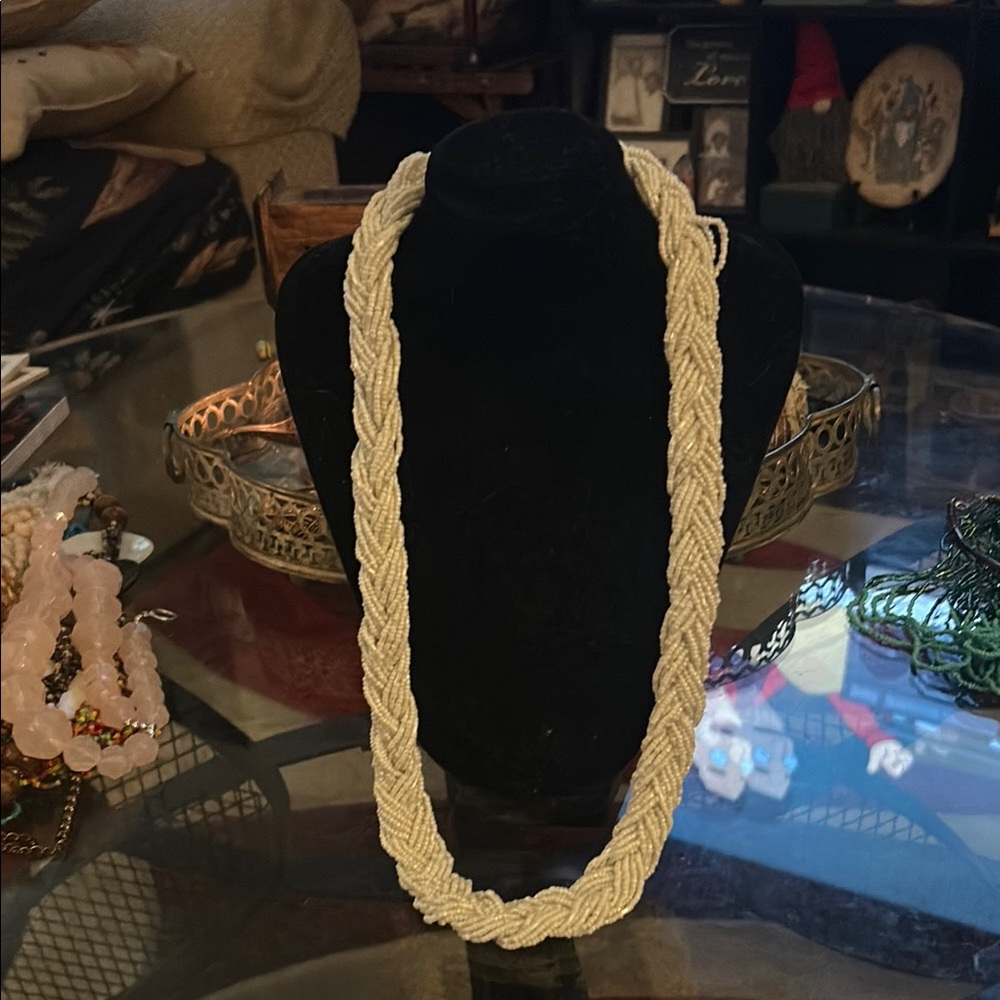 Elegant Twisted Bead Necklace - Cream